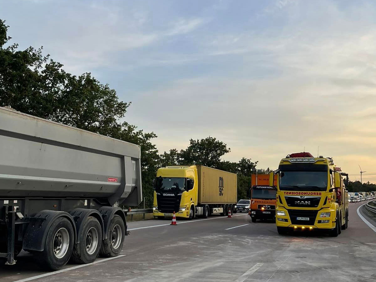 24h truck towing service with recovery vehicle