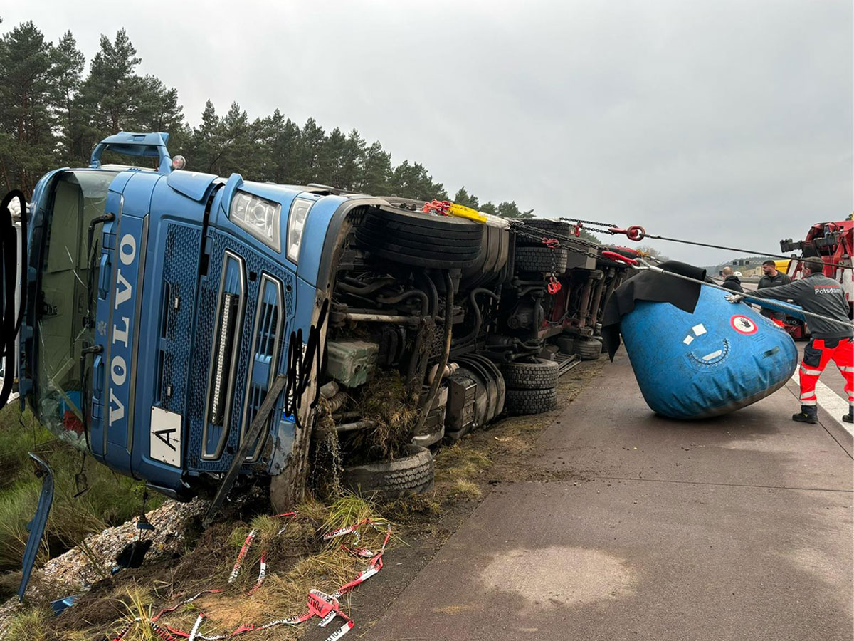 heavy-duty truck recovery using lifting cushions